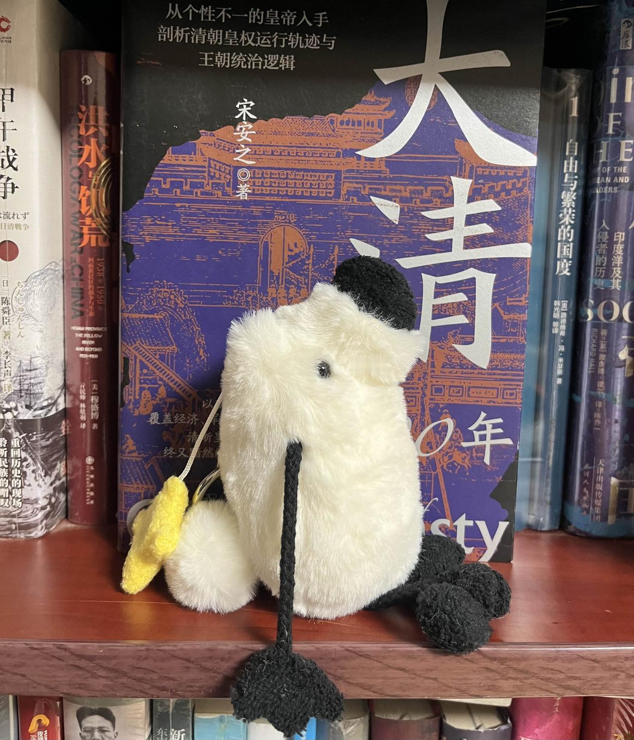 收到一只很有意思的玩偶，拉一下绳子，小白球就会旋转起来，感觉真是太好玩了[滑稽笑]