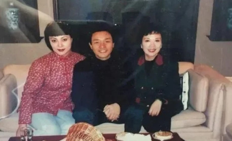 1992年．《霸王别姬》的杀青宴上，剧组人员轮番向张国荣敬酒，当一对京剧夫妇向他