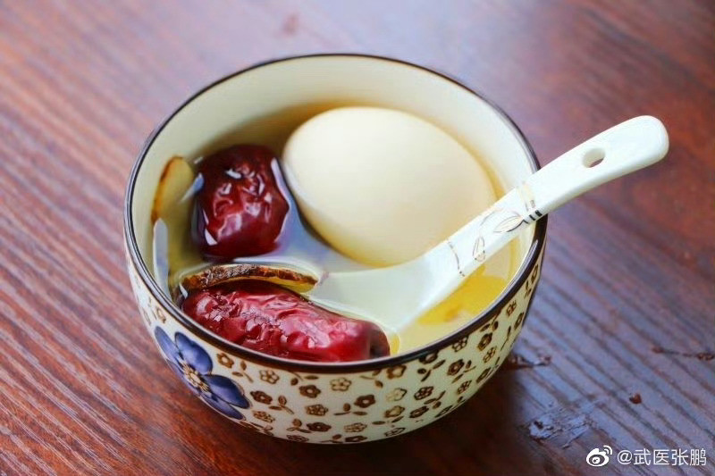 【当归鸡蛋红糖水】女孩子吃当归煮鸡蛋最好了！1.当归水泡10分钟，用牙刷轻轻刷