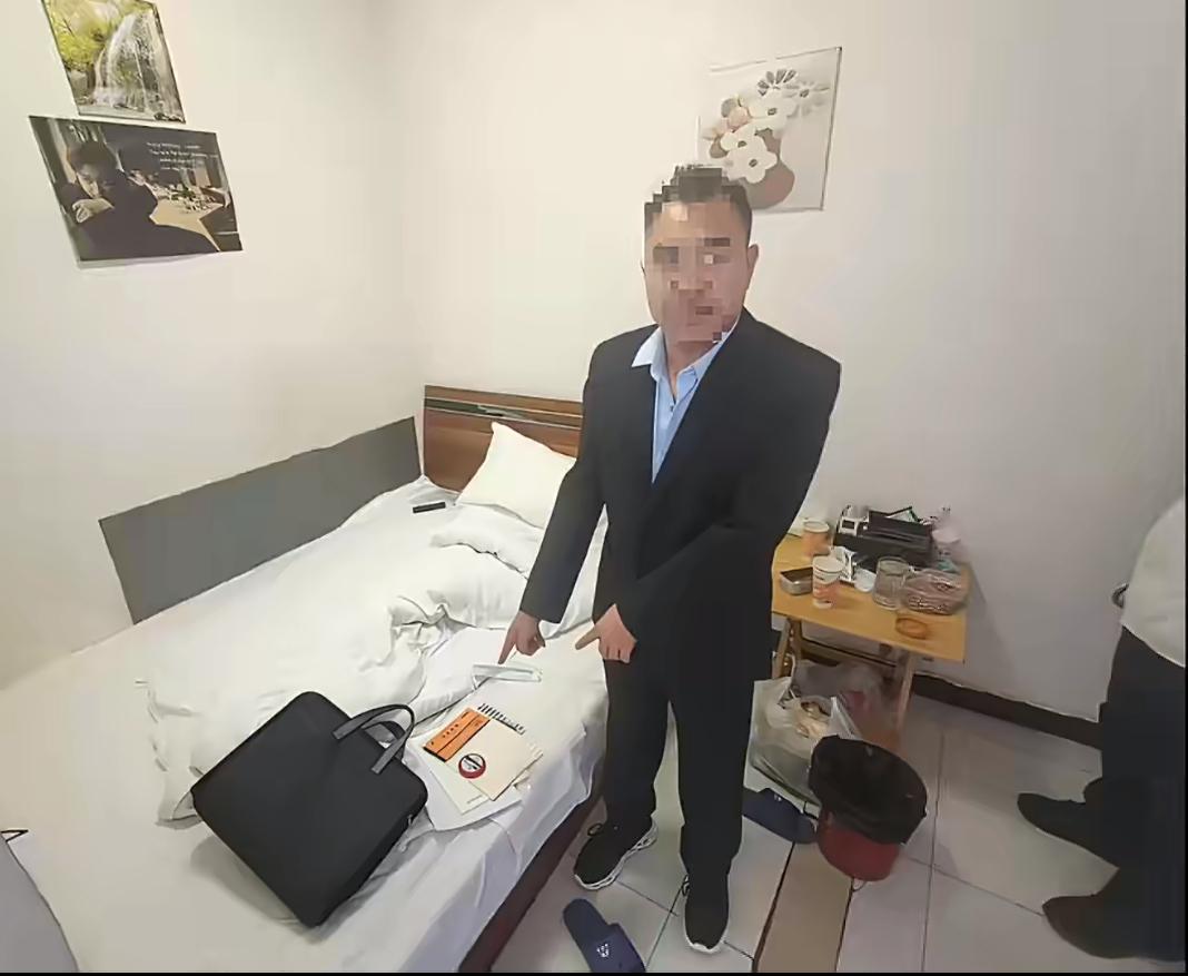 四川一男子冒充副镇长诈骗孤寡老人600块。在四川中江乡下，男子一身行政打扮，夹