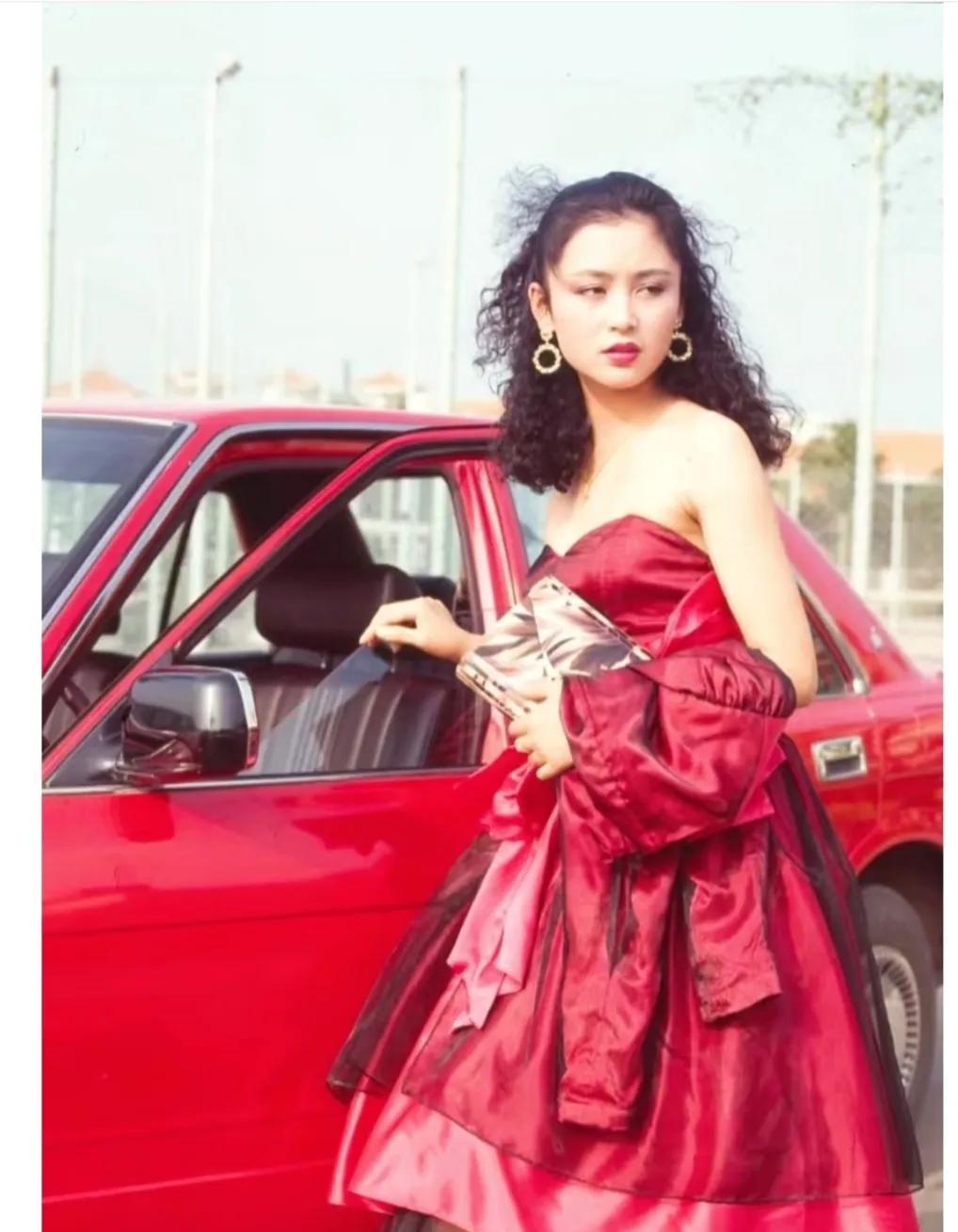 在那个没有滤镜加持的年代，陈红也一样属于美女中的翘楚。
