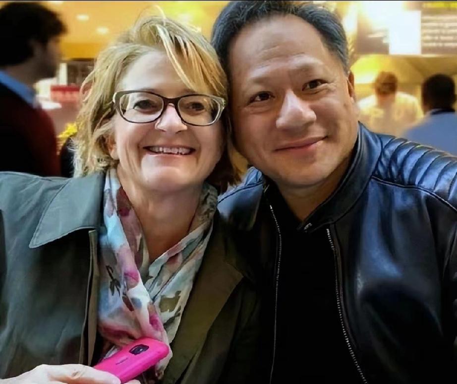 嫁给黄仁勋38年！默默撑起万亿豪门，一双儿女成高管，如今安稳享晚年