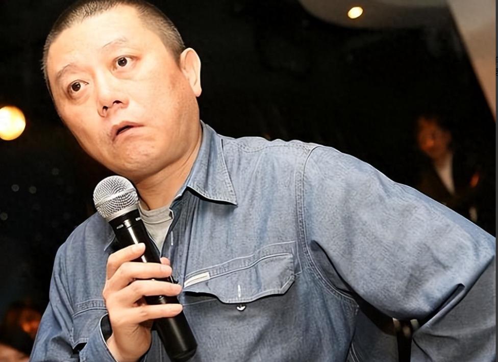 “一群连街边小偷都不敢呵斥的人，却叫喊着要灭了日本。一帮连活着的人的痛苦都漠不关
