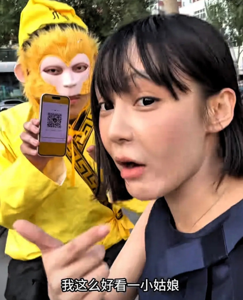 “笑死人了!”辽宁，女子上街遇到“美猴王”，和女子合影50多张，谁知拍完照片想和