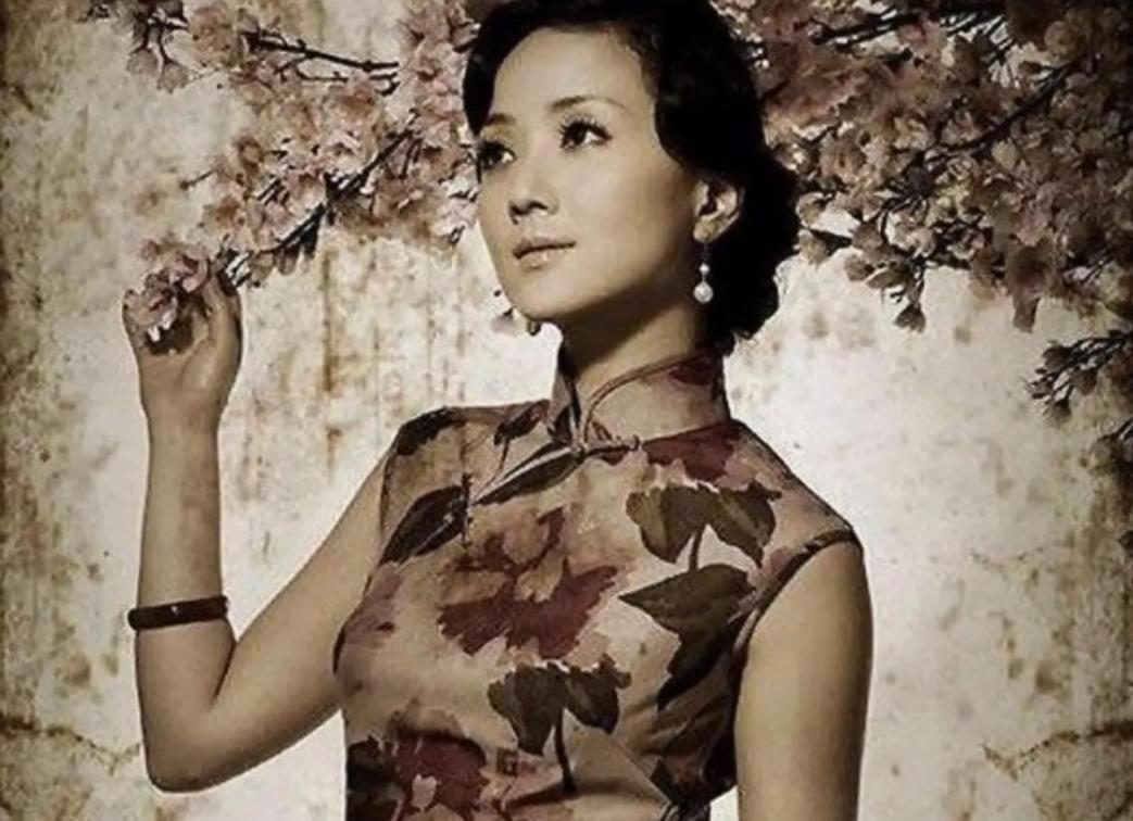 1974年，90岁的杨森迎娶了17岁的张灵凤。新婚之夜，张灵凤哭着问他“你一生娶