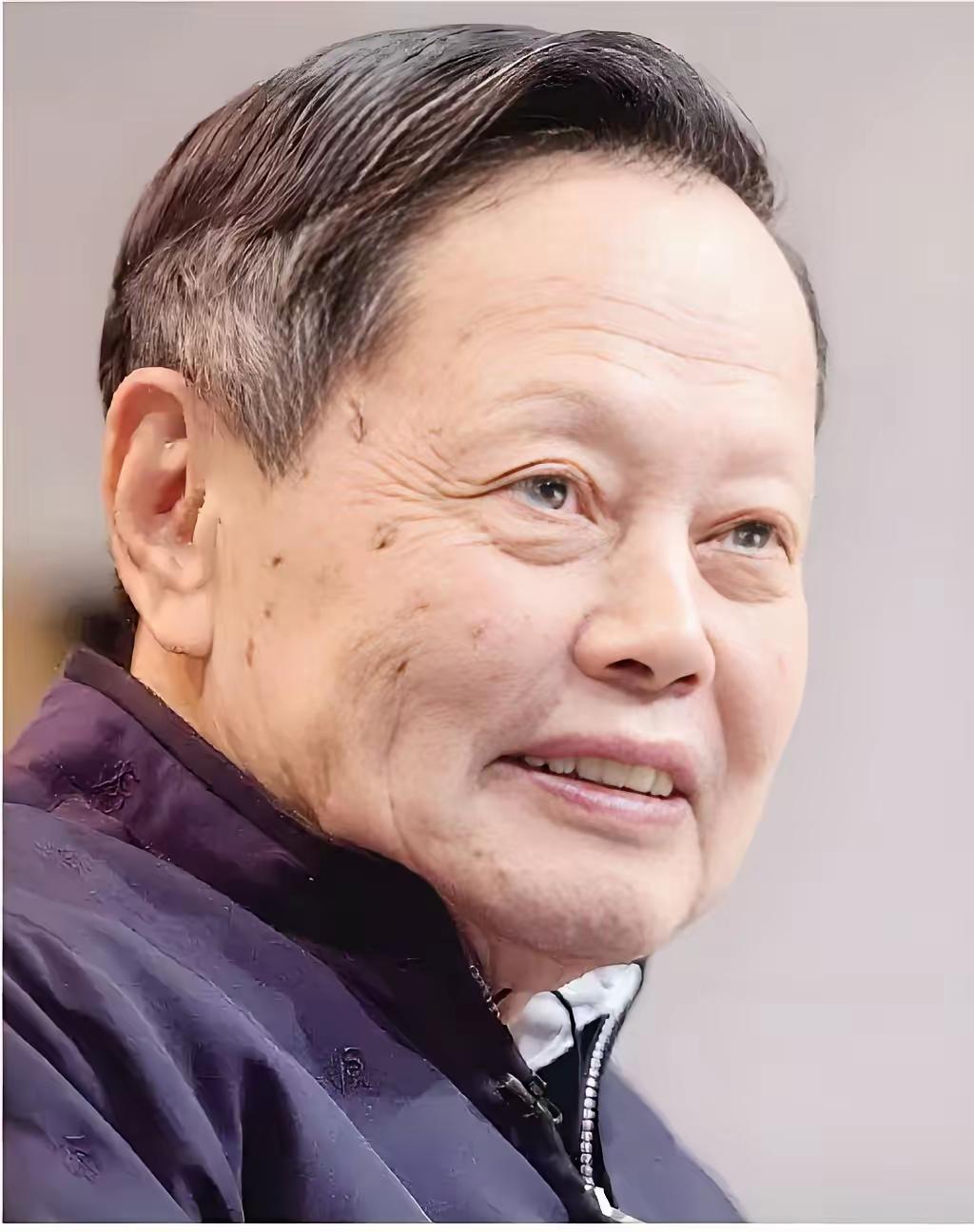 杨振宁遗物里的4个字，戳穿了当下多少人的“捷径梦”杨振宁的学生整理遗物时，