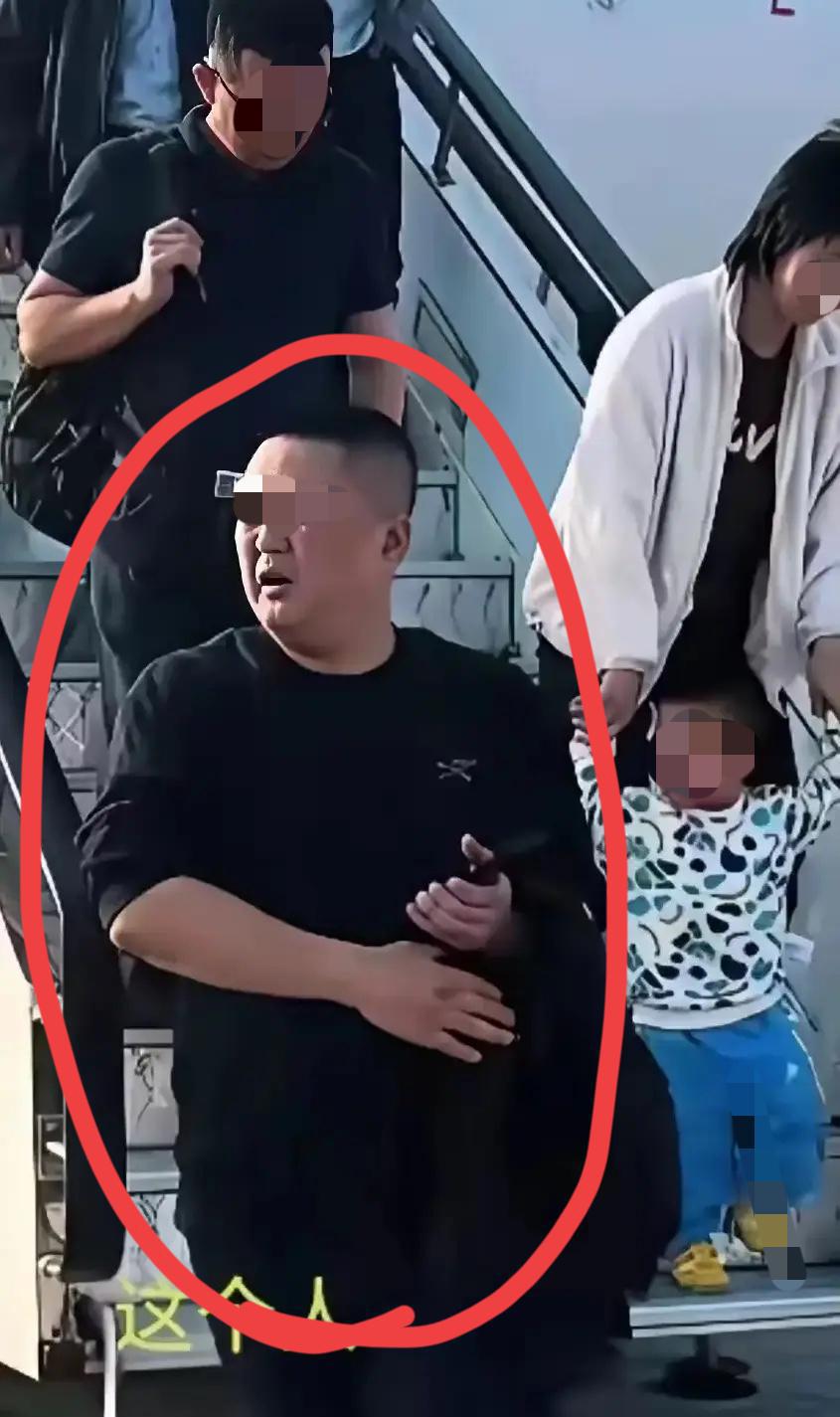 果然面相不骗人，我婆婆刷到东航空姐下跪的新闻，看到乘客欧某的照片时，差点没把