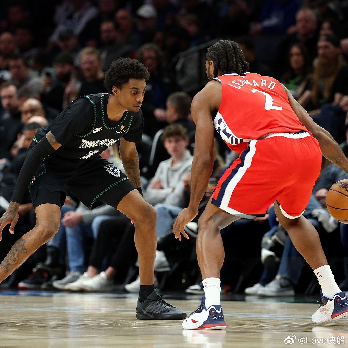 科怀·伦纳德在过去两场对阵杰登·麦克丹尼尔斯的比赛数据：场均出场32分钟场均