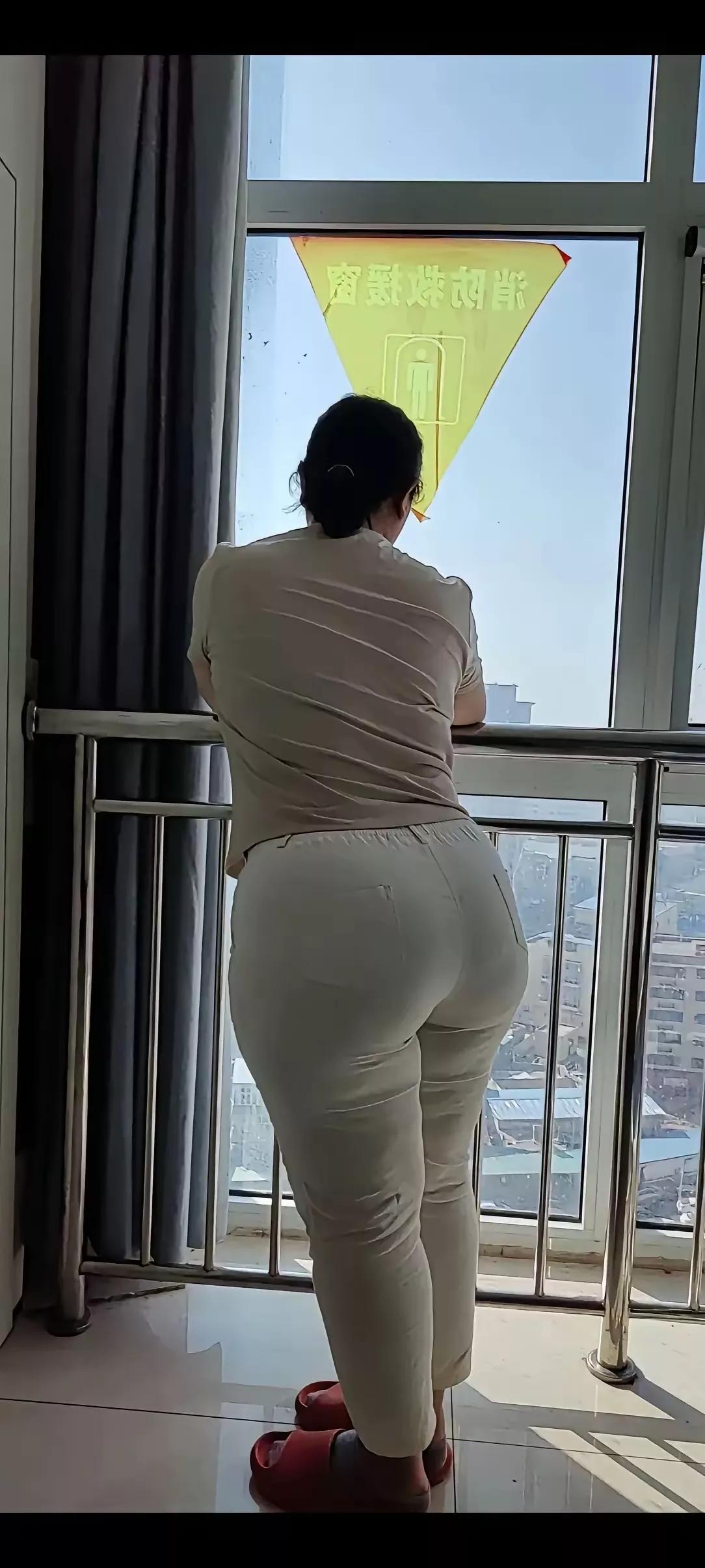 什么样的身材会美到犯规?说多了也没用，直接上图自己看吧。顺便猜猜她的年龄，猜对的