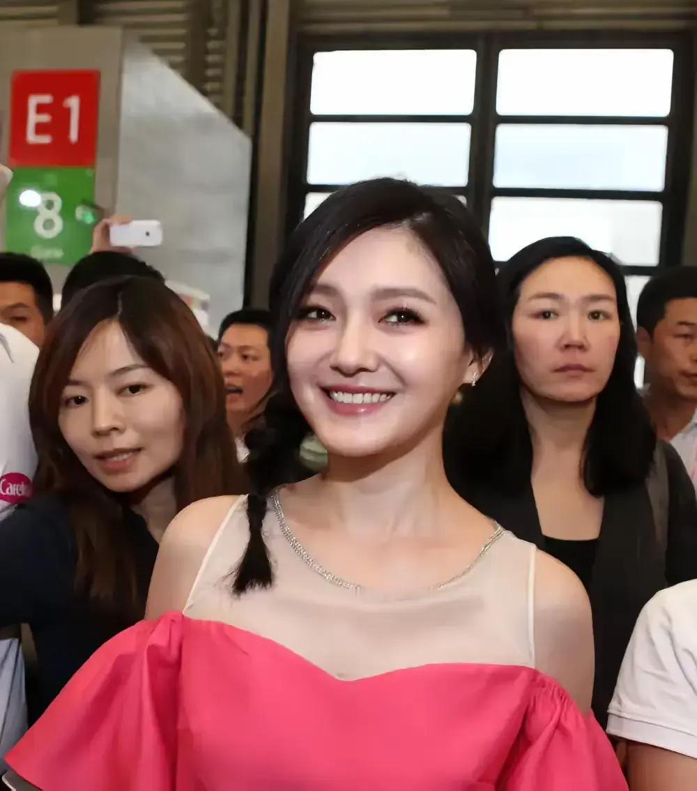 如果不是因为口罩，我想大概率她不会跟光头结婚，但是也会恋爱。可是仔细想一想，如果