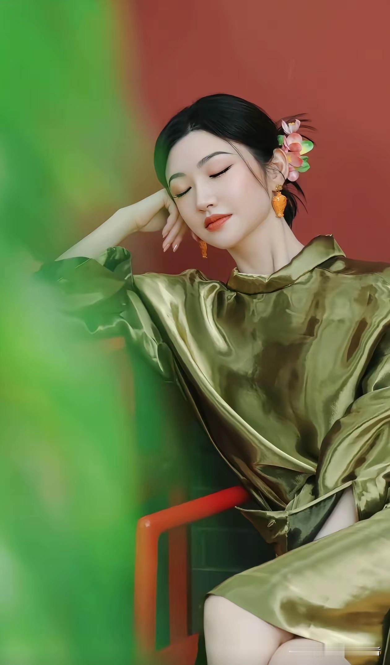怪不得景甜是非多，她也太漂亮了，睡觉的样子都好像仙女下凡，美丽而精致。景甜这几