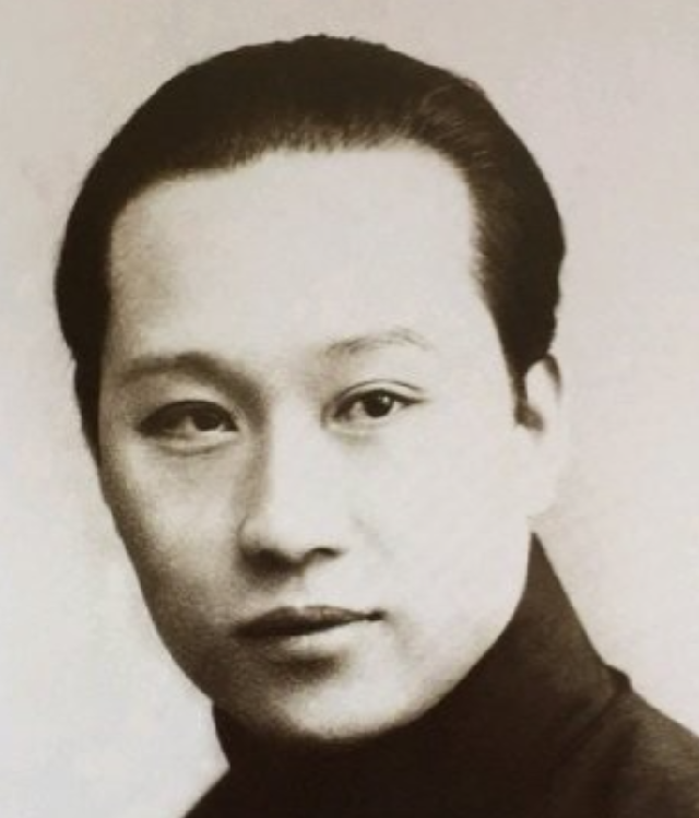 1918年，荀慧生洞房花烛夜，熬到宾客散去后，来到洞房中，看到婚床上的新娘，便迫