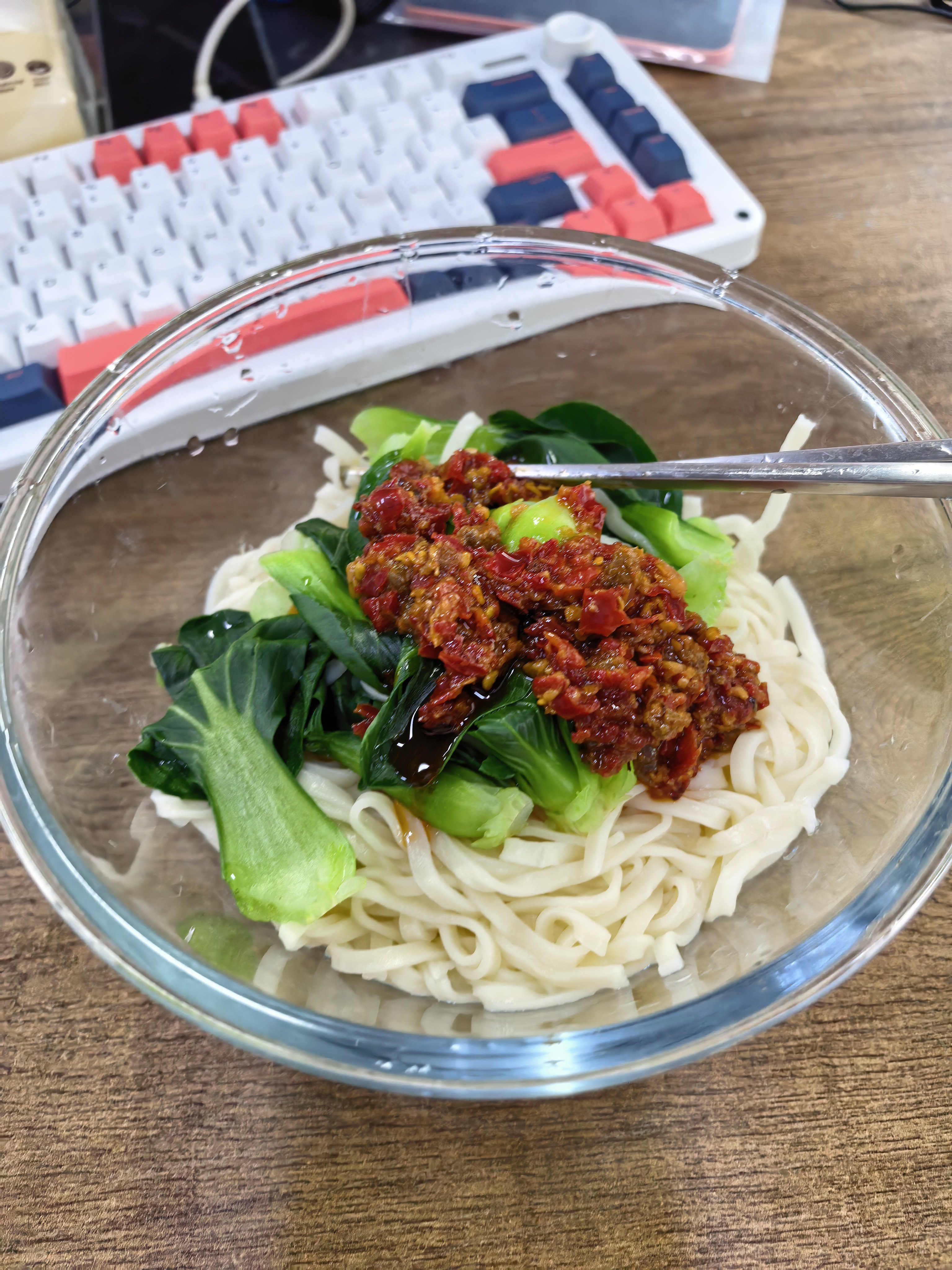 粉丝推荐的，20元1瓶湘间客牛肉剁椒酱，这拌面条，带劲类很