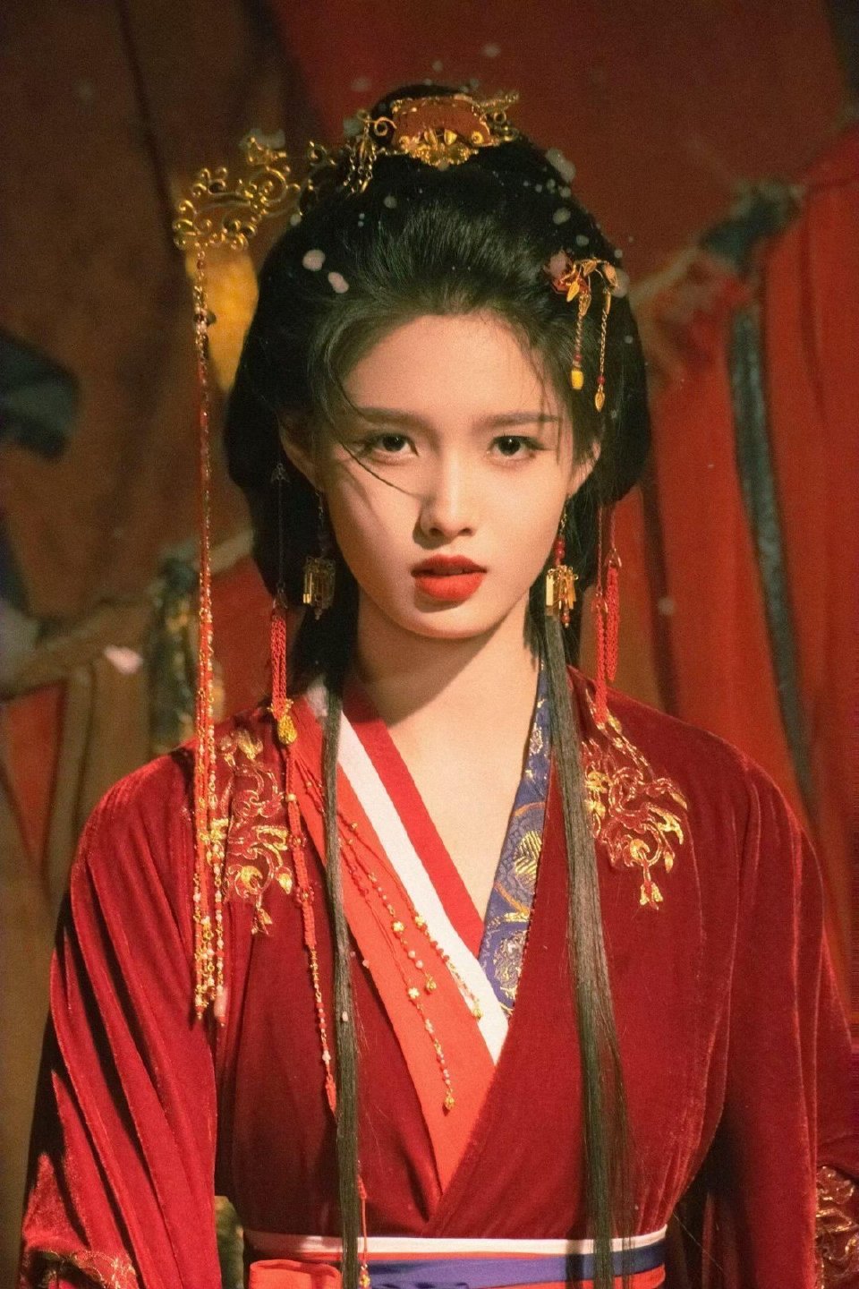 艾米古言女主适配度雀骨这组图真的绝了！艾米一袭红衣，碎发拂面，眼神带戏，完全就