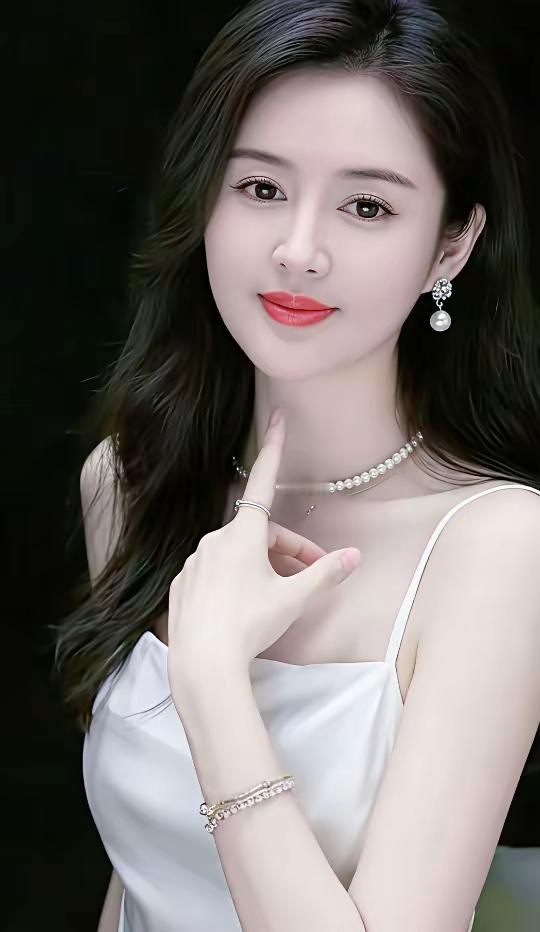 红妆美人，珠光玉影。