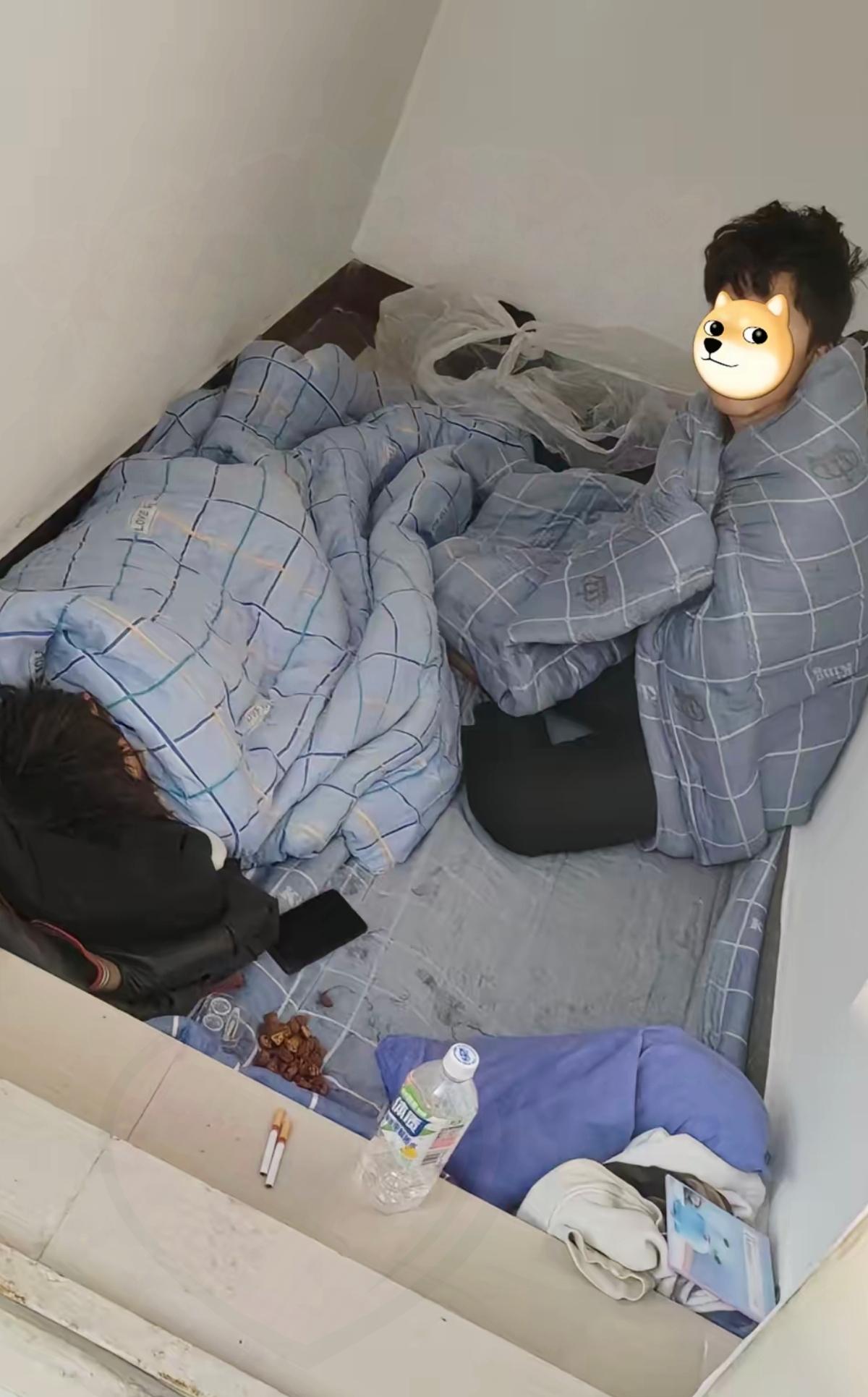 我妈在物业上班，昨天回来跟我说的事，听完心里堵得慌——两个小孩居然在楼梯间借宿！