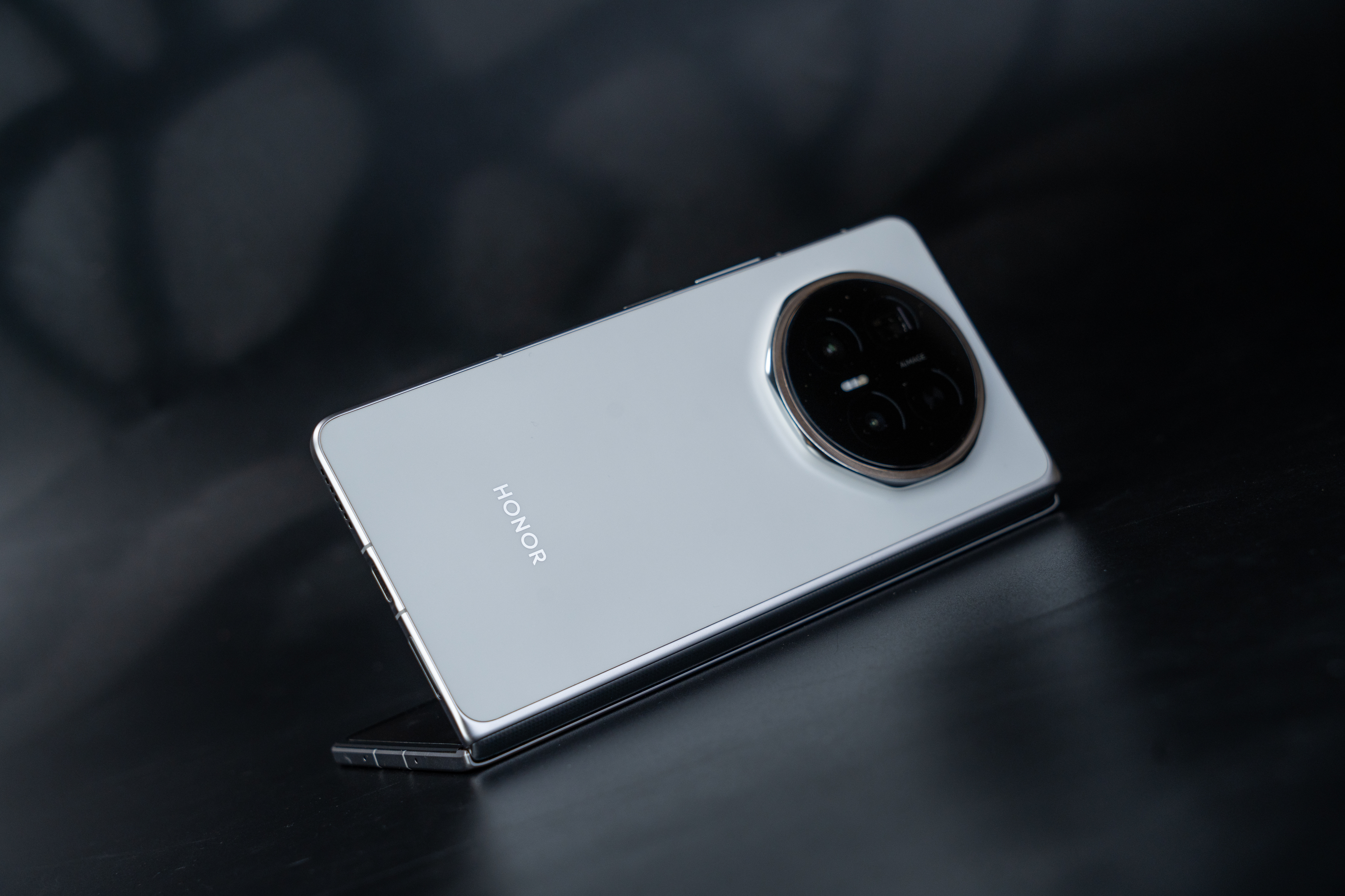 荣耀涨价各个厂商都会涨价，可以来看看荣耀MagicV6，加量加价也不多