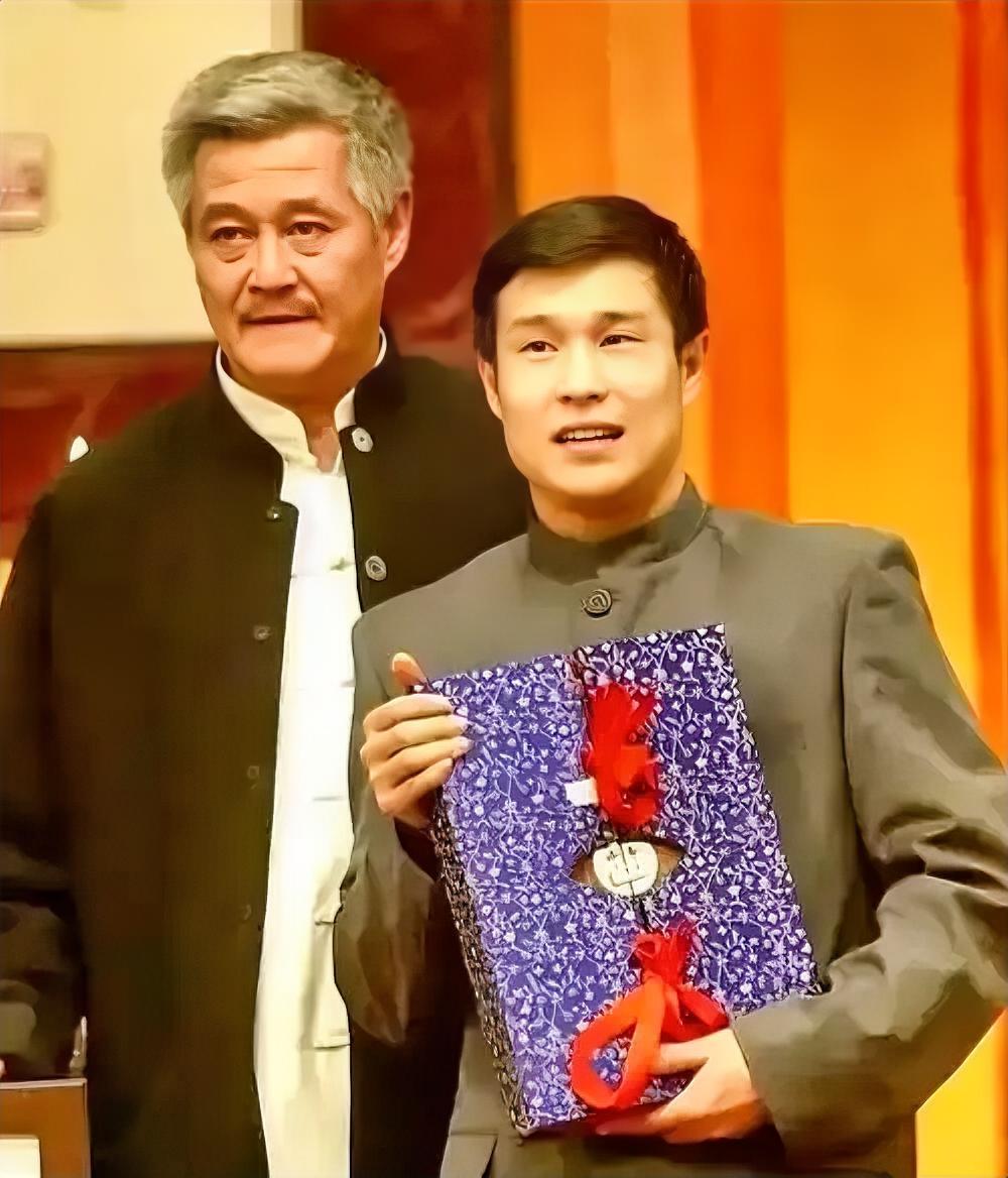 2009年春晚，一条苏格兰裙，把小沈阳送上了天。一年103场商演，单场从几千