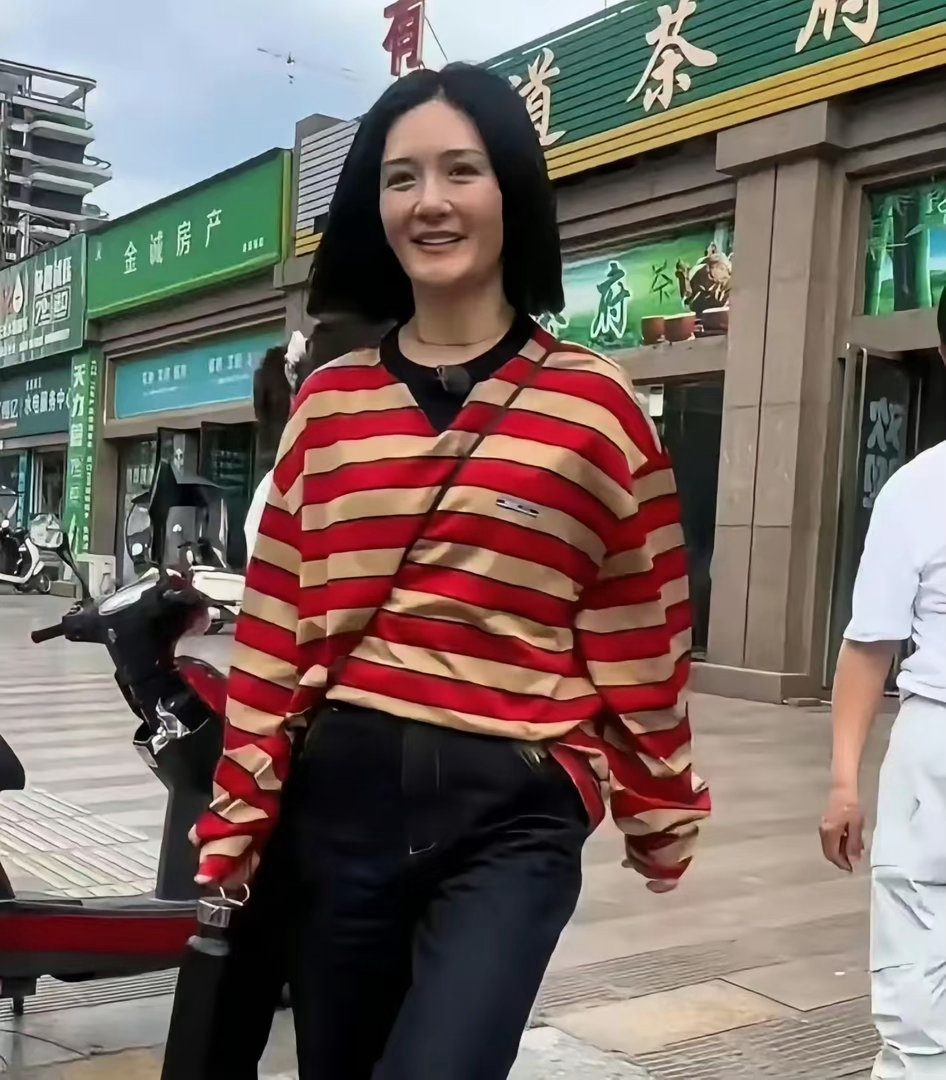 43岁的谢娜回四川中江，跟爸妈下馆子。穿得特别朴素，忒接地气。​​​