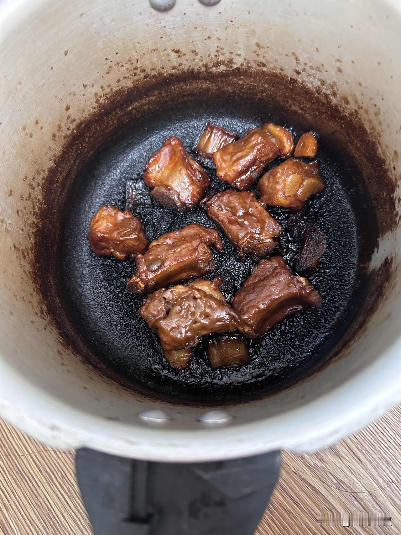 今天的快乐是8块排骨给的。一顿操作猛如虎，掀开锅盖心好堵。下午早早拿出冰箱里