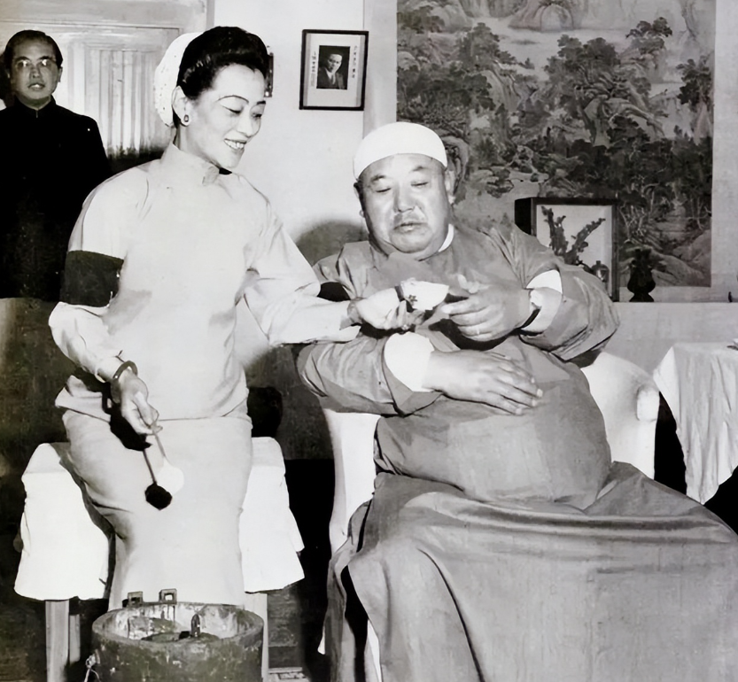 1956年，美国洛杉矶。这是曾经叱咤风云的西北军阀“宁夏王”马鸿逵。照片上他正从