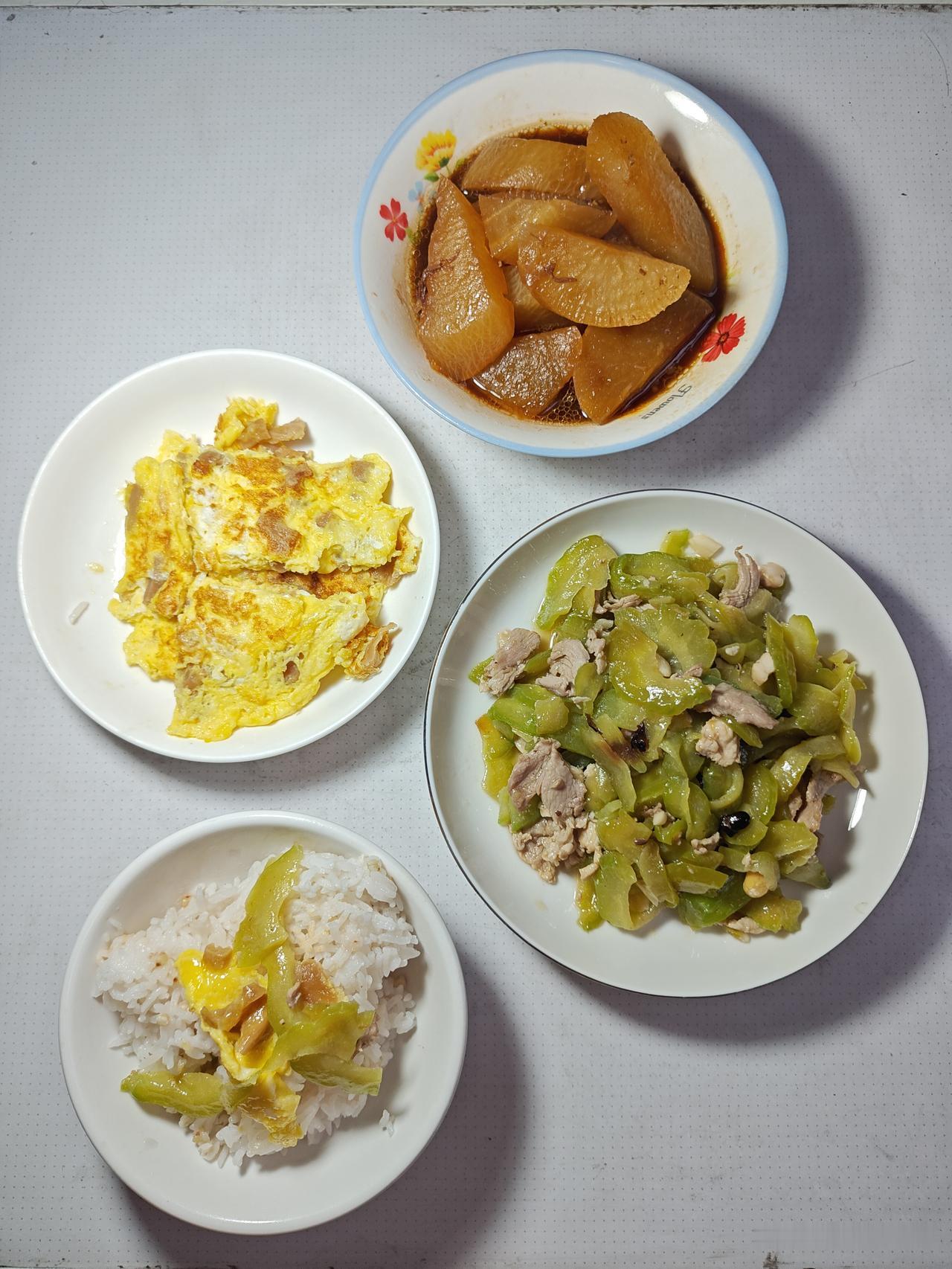 晚饭，多吃蔬菜。瘦肉炒苦瓜，萝卜干简单，牛腩汁煲白萝卜，米饭。