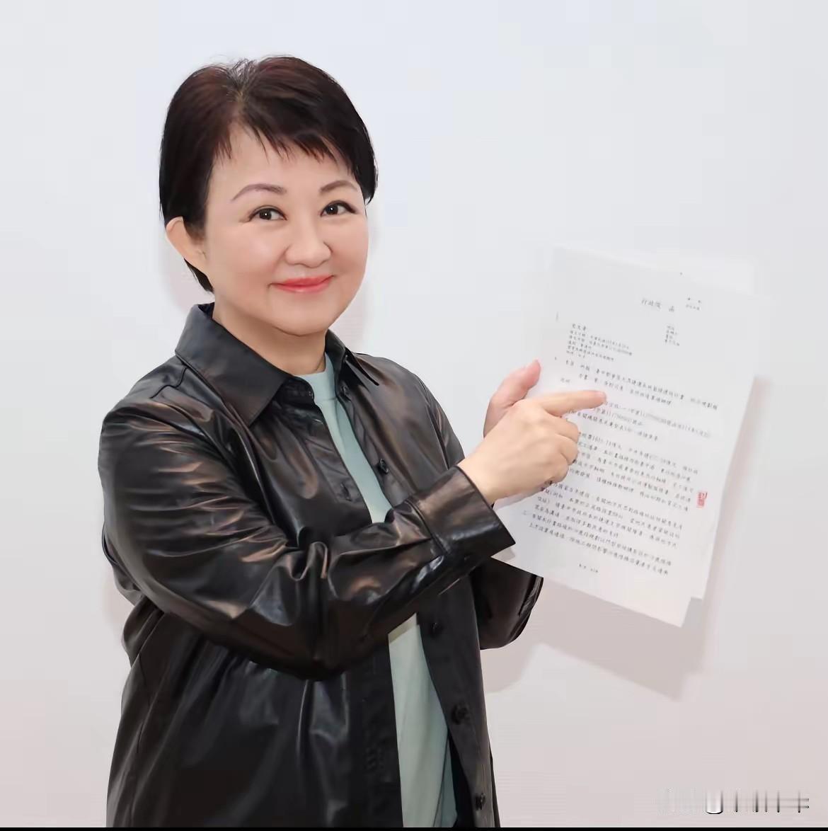 也只是个平庸的政客而已，卢秀燕通过幕僚向郑丽文放话，国民党应走中间路线才能赢得2