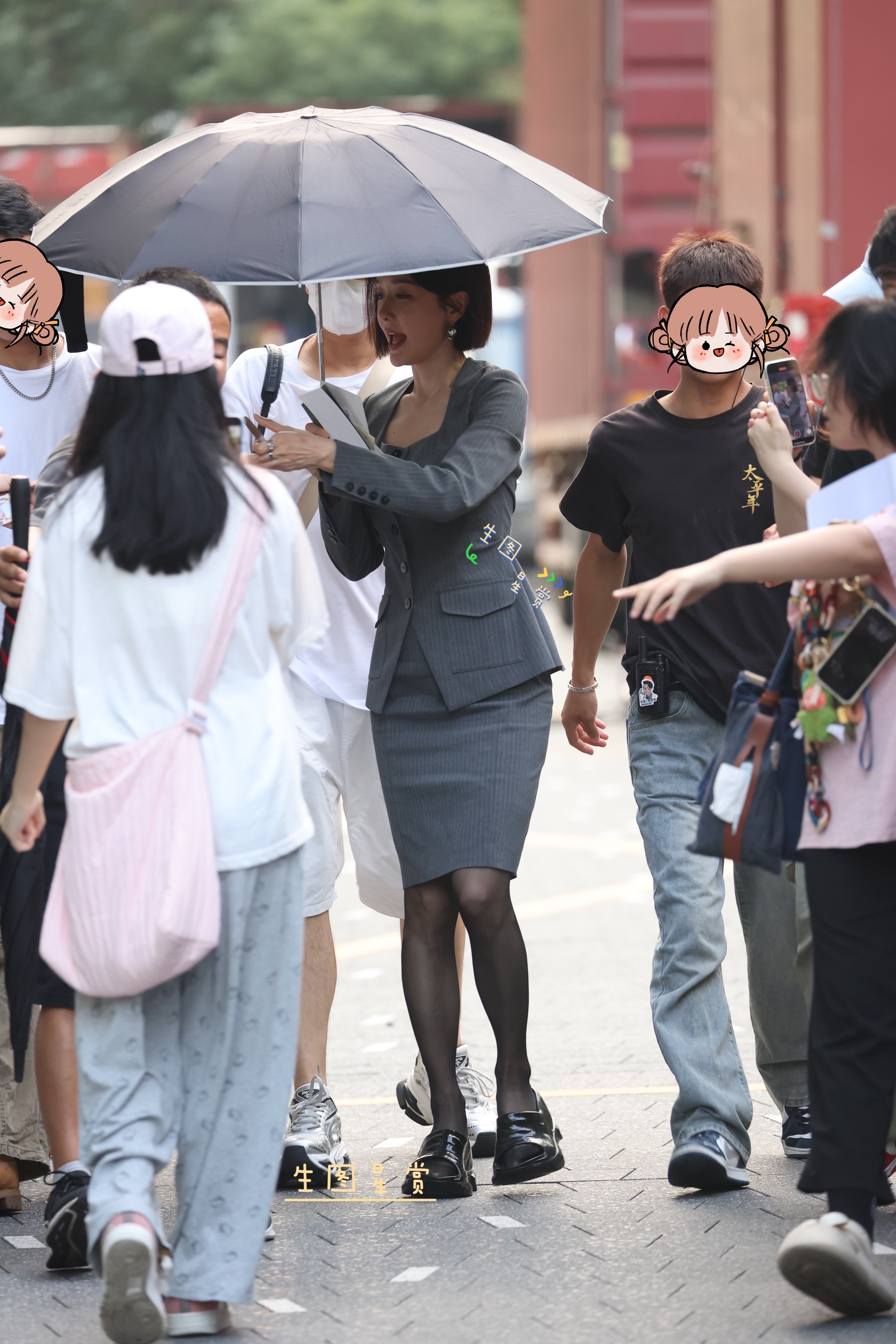 秦岚251013闪耀如她下班岚姐的魅力散发整条街电视剧闪耀如她秦岚沈真秦
