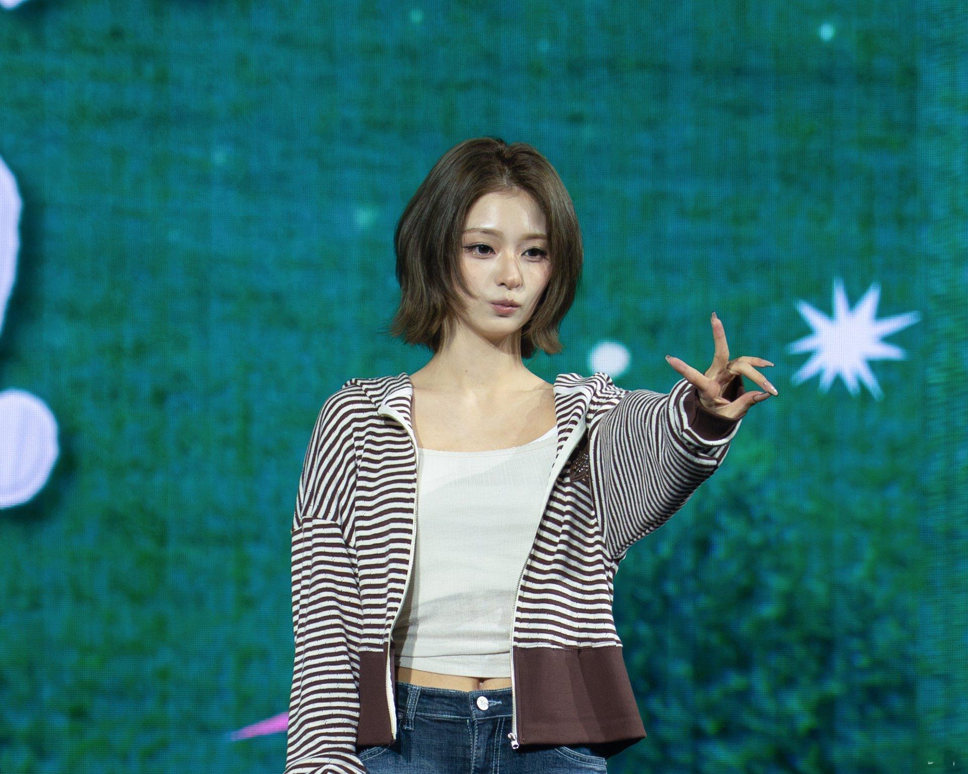 李娜炅🐣氧气笑颜李娜炅260905亚巡首尔场D2饭拍高清