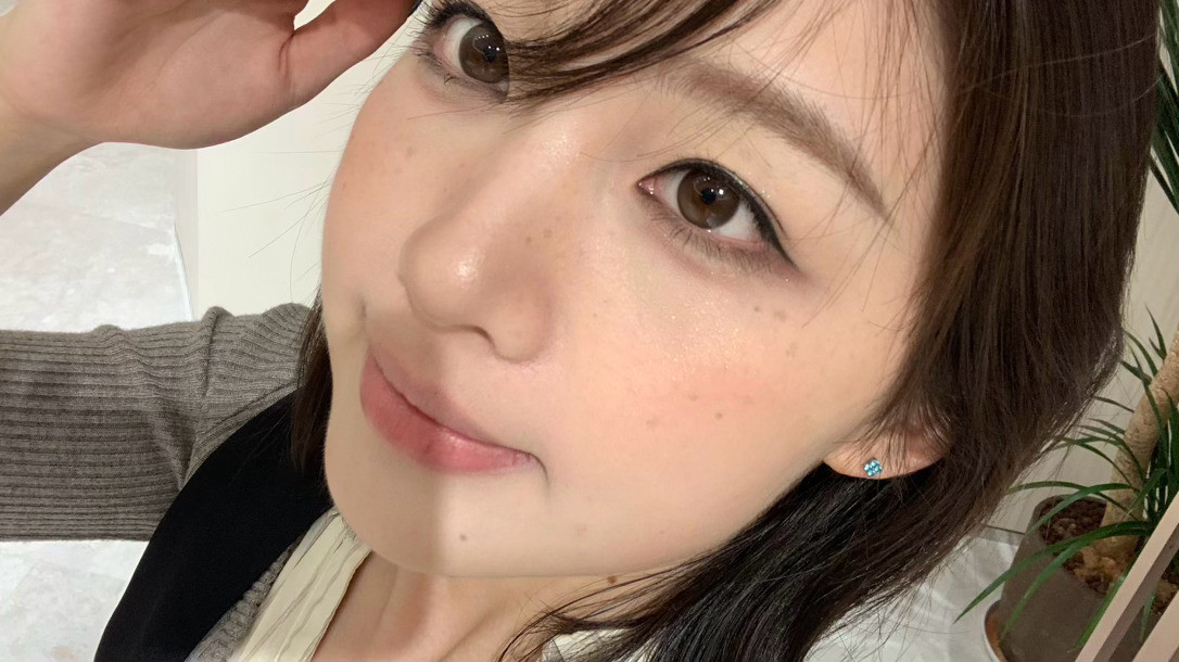 今天依旧发变妆太好玩了素颜素材还是上次没用完的。。。谢谢再补一张美甲图香