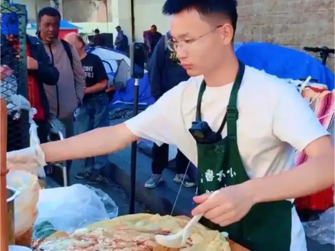 一个酱香饼小贩戳破的美国真相：37%的人拿不出400美元，77万人露宿街头。