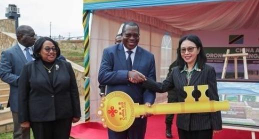 坦桑尼亚之前为了向英国和日本示好，突然就取消了和中国合作的100亿美元巴加莫约港