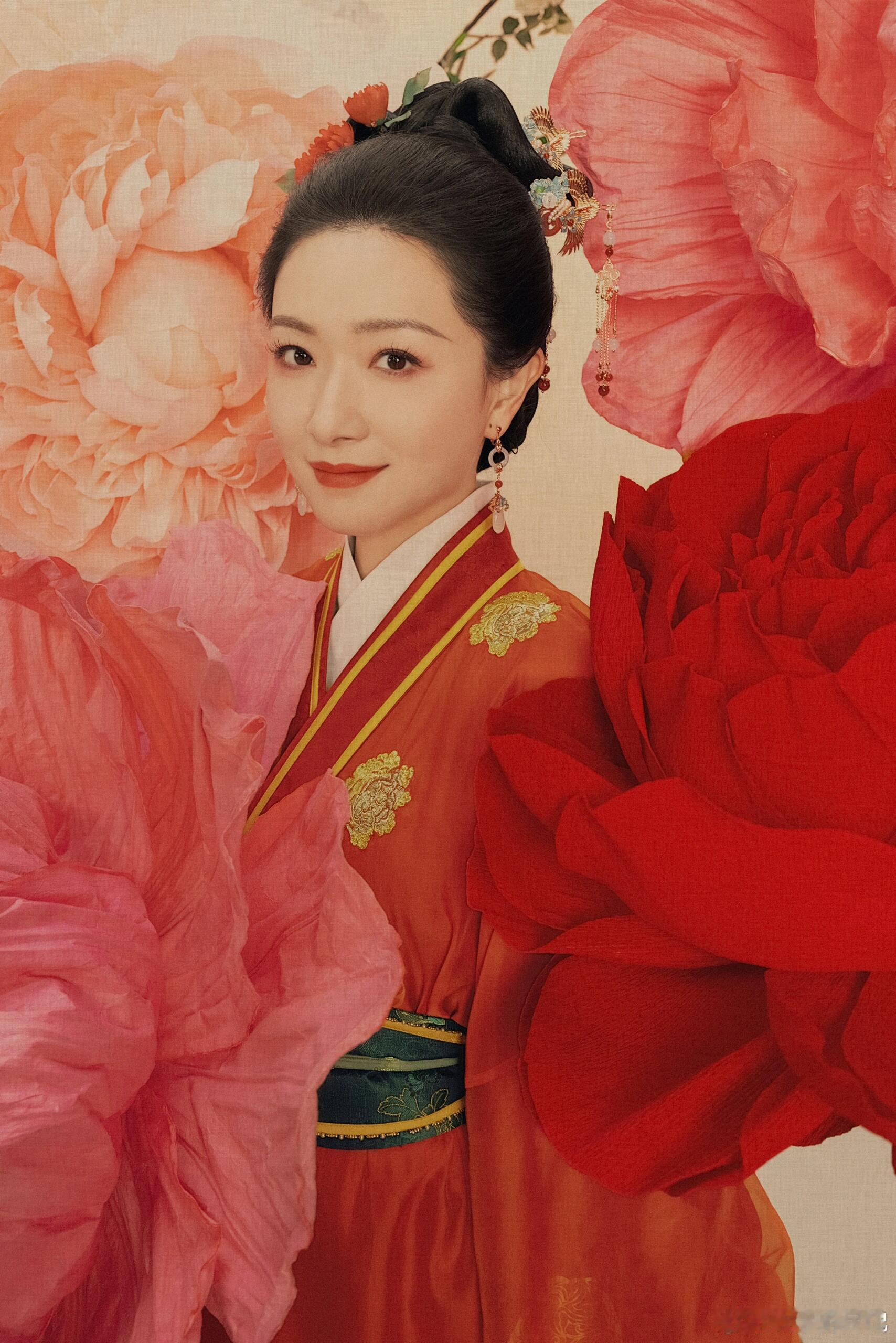 万茜唐宫仕女图小园几许，收尽春光。有桃花红，李花白，菜花黄。