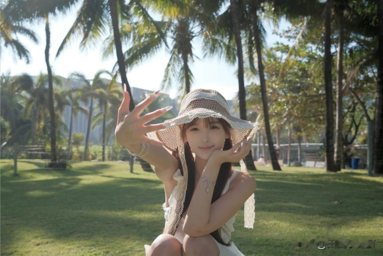 椰风漫沙滩软萌踩浪追光眉眼甜过海风温柔少女写真