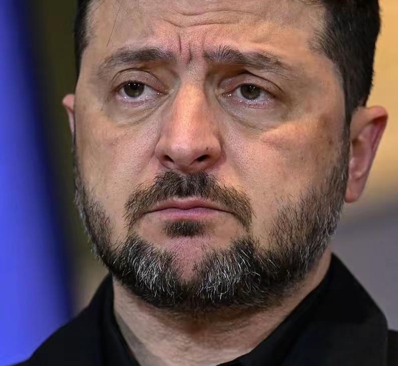 硬撑了12天，乌克兰终于承认了。谢韦尔斯克，丢了。这个消息，比战场上炮弹的声