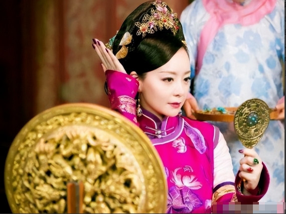 1722年，雍正给14岁乾隆安排了宫女，照顾他的饮食起居，但乾隆偷偷私幸了宫女，