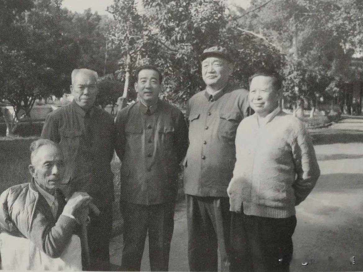 1981年，梁兴初回广州探望老战友时在留园院内合影。左起：王首道、梁兴初、王猛、