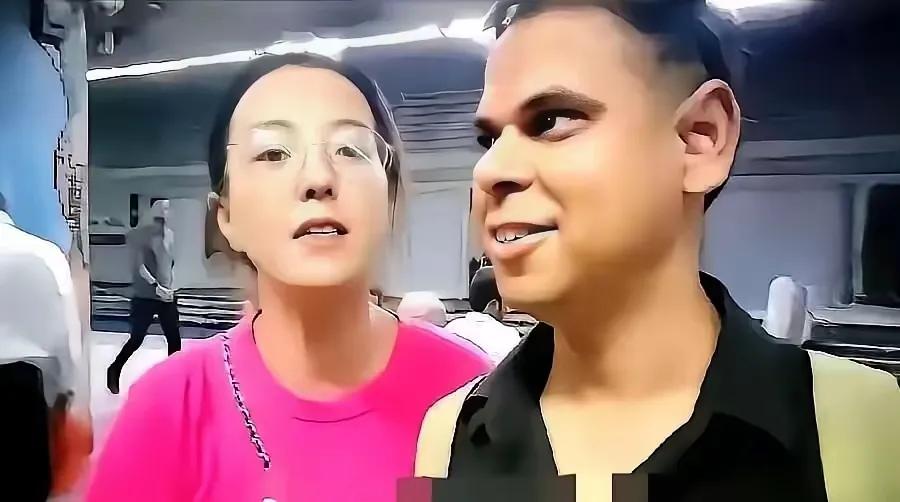 丹丹那家印度餐厅，如今卷帘门紧锁，玻璃门上贴着“旺铺招租”丹丹那家印度餐厅，如