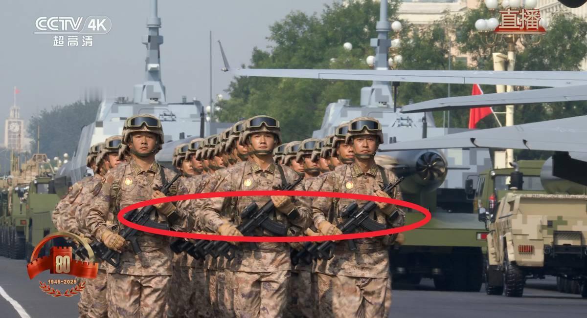 难怪西方破防！9.3阅兵战士们每人一个小终端，解放军定义新时代战争模式这次9