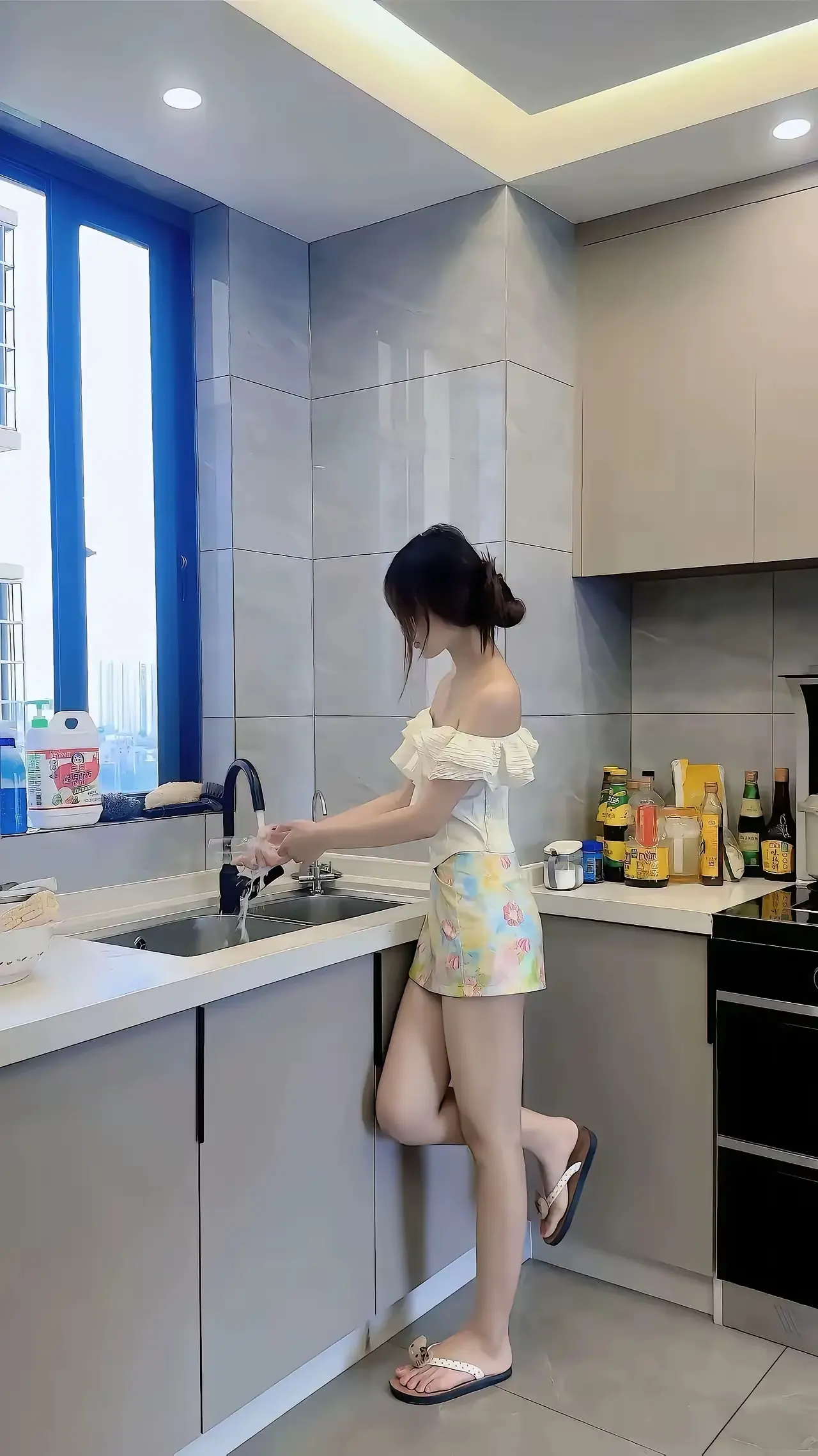 午饭后，媳妇洗涮完毕，辛苦她了。