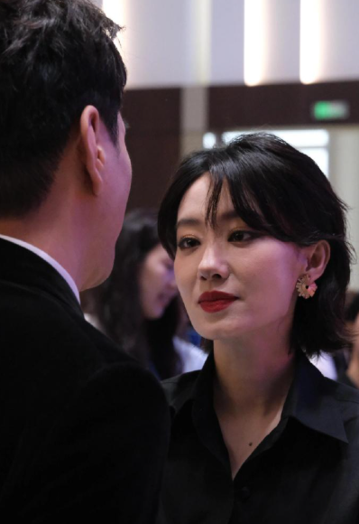 张小斐脸上皮肤这么差，我有点不相信