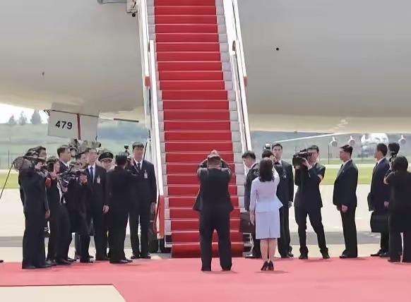 四张举世无双的照片，永远定格了中朝之间兄弟般的友情永不褪色、万古长青！