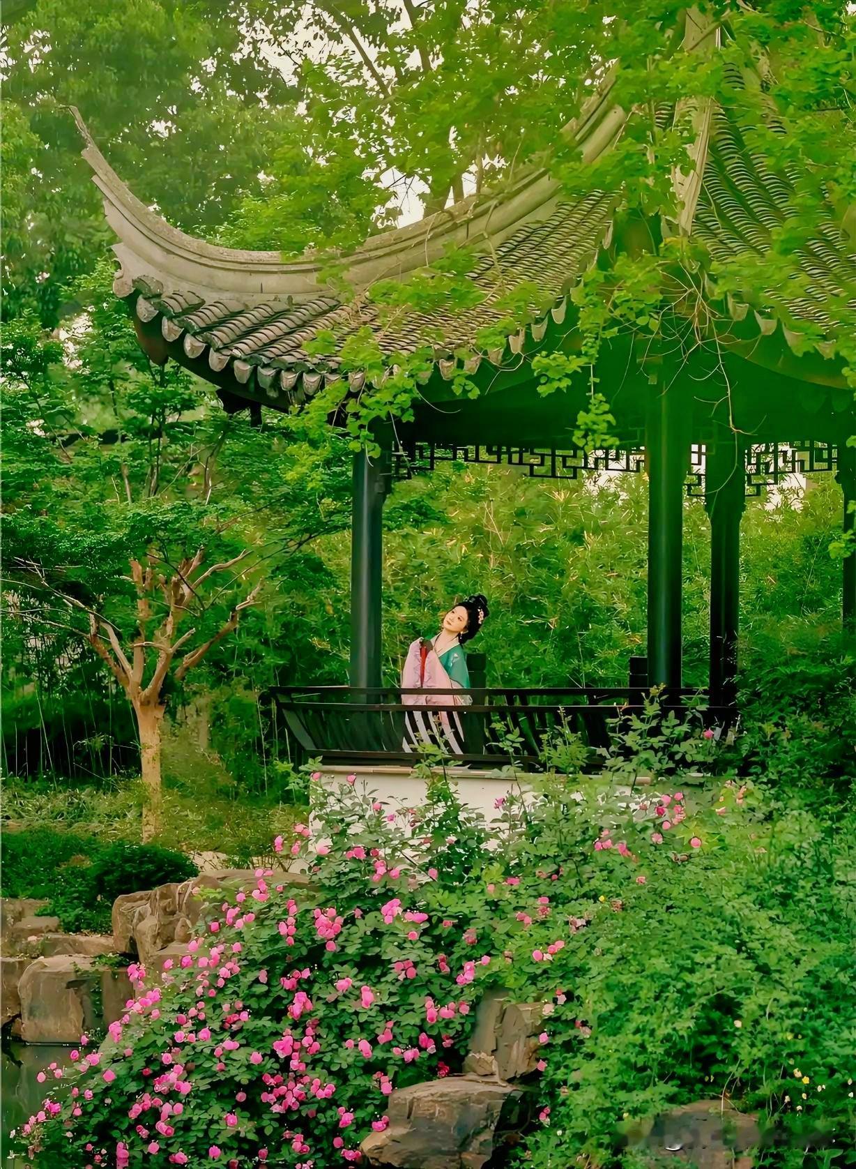 下联：蔷薇风细春恨长上联：有请雅士[玫瑰][玫瑰][玫瑰]