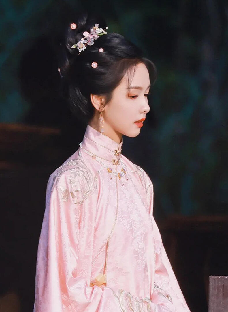陈都灵真的超体面陈都灵雁回时里简直就是淡颜系的天花板，这颜值太能打啦！一路走来陈
