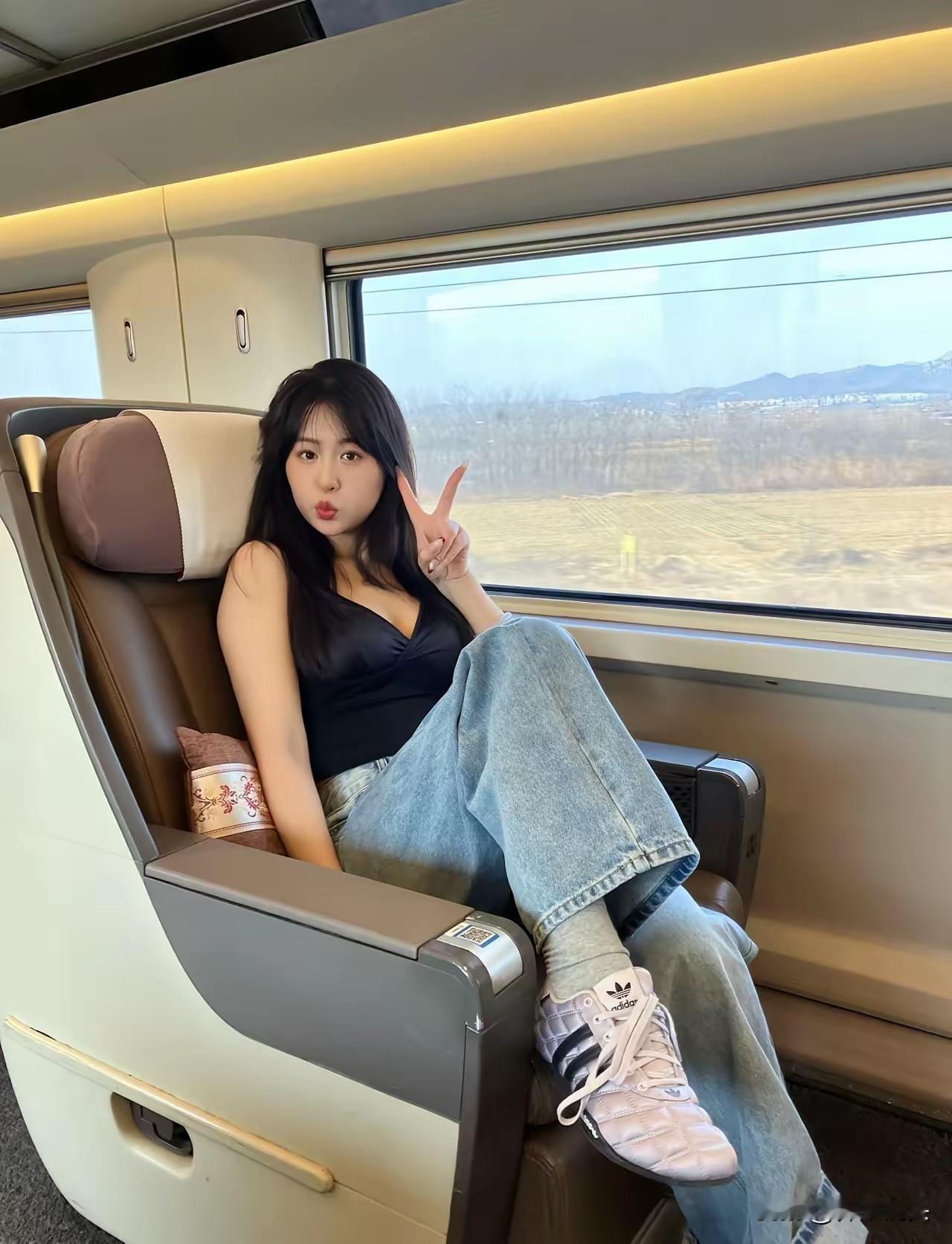 🚄💃在高铁上享受悠闲时光，比个V字，心情美美哒！😊🌿