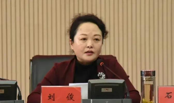 真的太丢脸了！作为一名女领导干部，竟然搞权色交易！不知道她怎么面对家人？197
