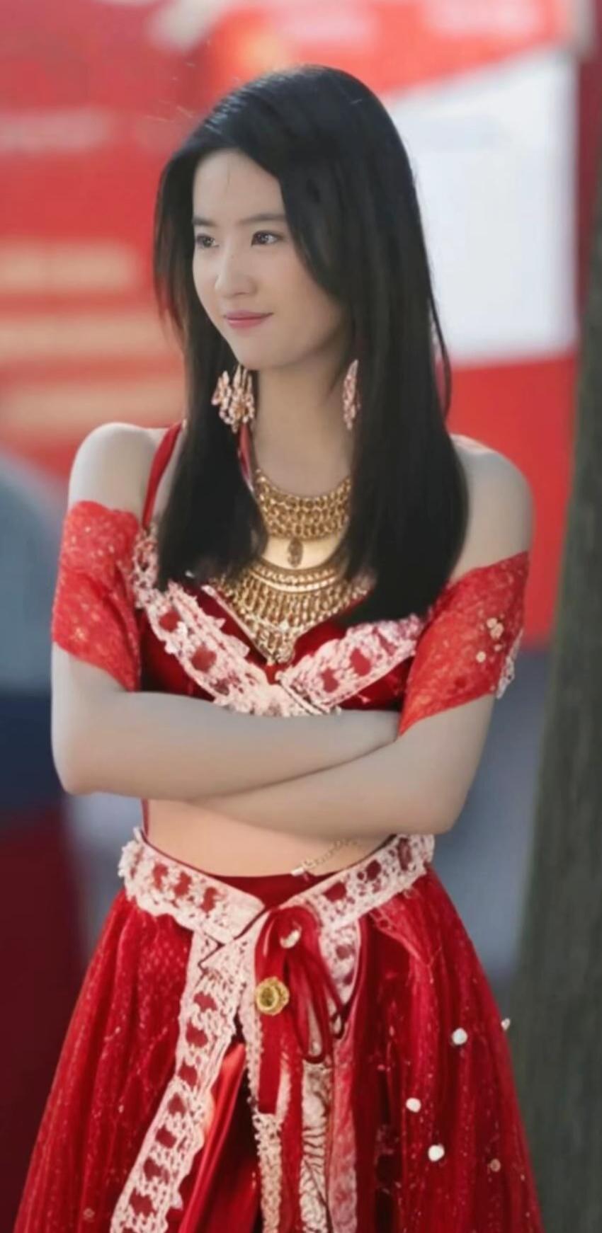 翻到刘亦菲不同年龄穿同一条裙子的旧素材，才懂什么叫老天爷追着喂饭吃。2017年