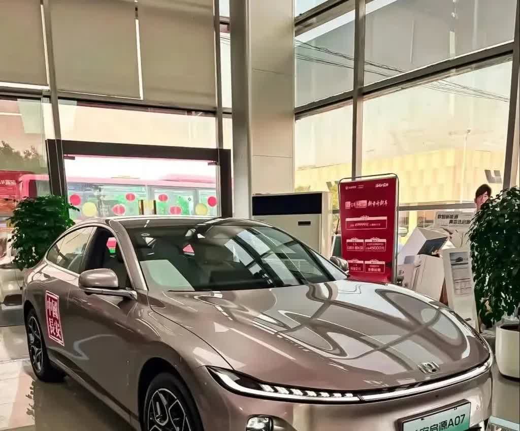 长安“不坑穷人”！C级车仅11.99万起，顶配续航710km，看啥汉DM现在中