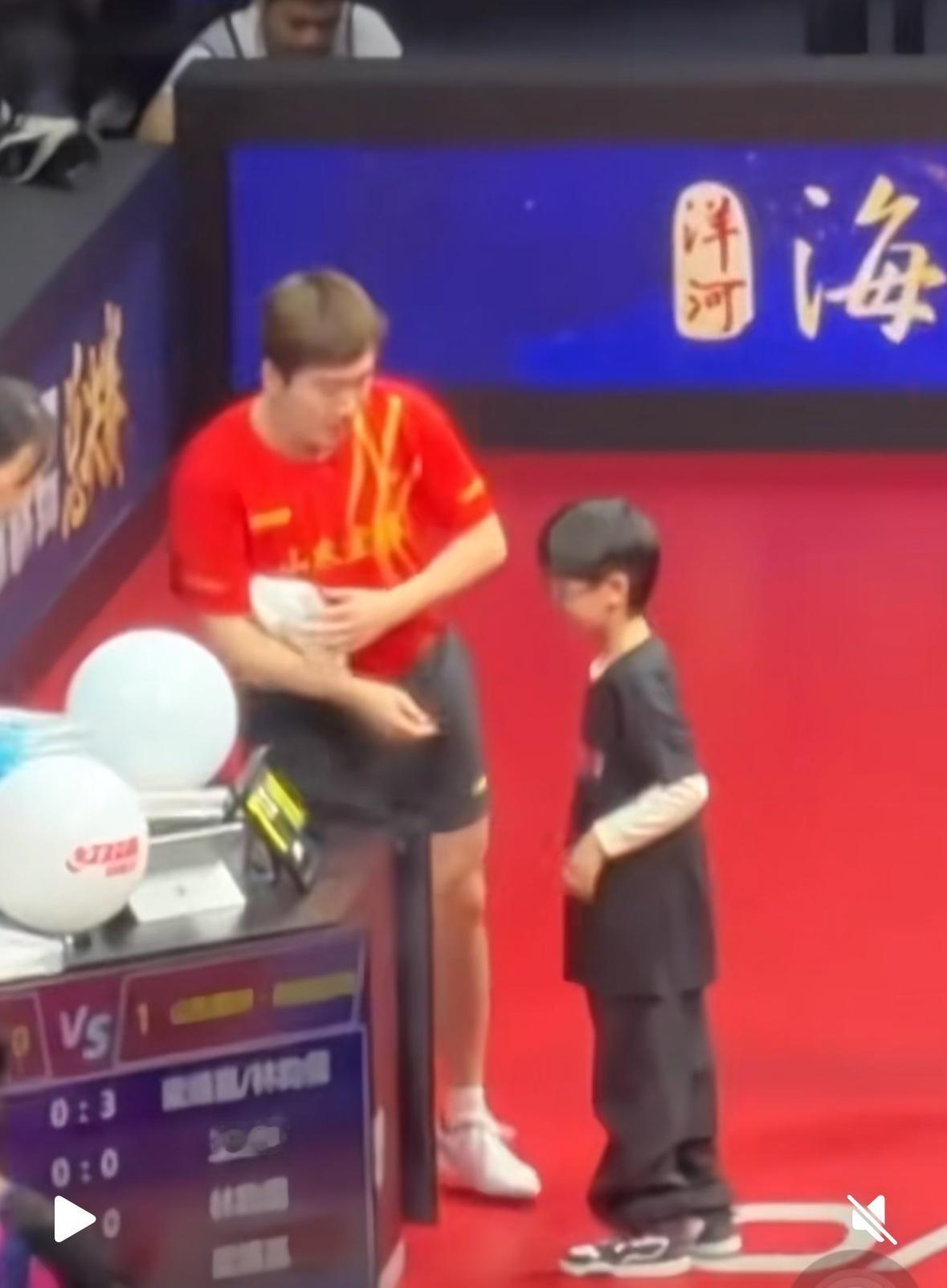 梁靖崑带着儿子凉皮一起上赛场——上阵父子兵啊12月27日，南京乒超总决赛男团