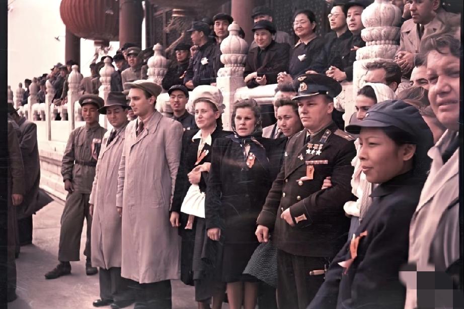 参加1949年我国开国大典的贵宾中，有不少的隐藏大佬，其中一位就是照片中的这位穿